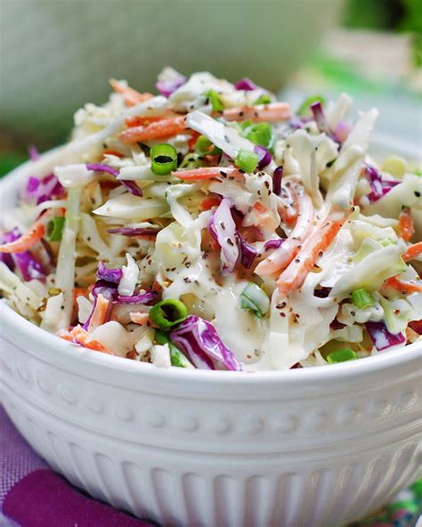 Fotografija klasičnega ameriškega obroka s Coleslaw solato
