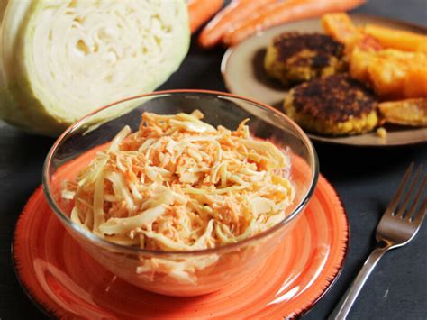 Prikaz različnih sestavin za Coleslaw solato