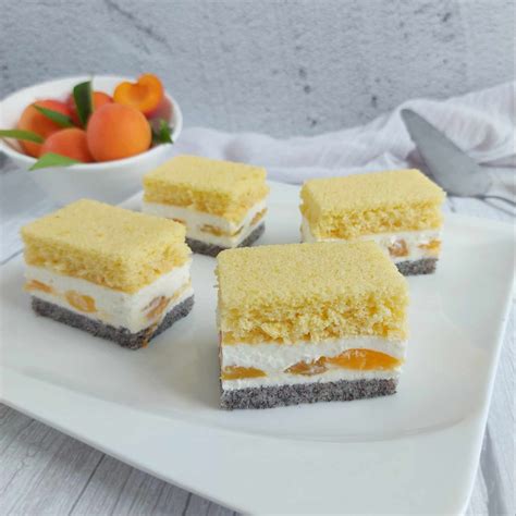 fotografija kremne skutine strnjenke, postrežene s svežimi borovnicami ali marelično marmelado
