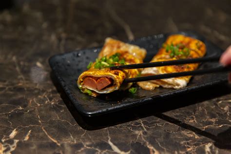 Palačinke jianbing v stilu tianjin, polnjene s klobaso in posute z mlado čebulo
