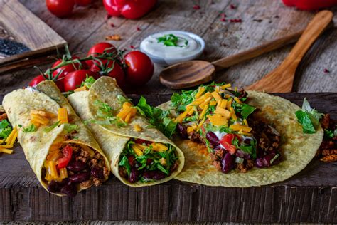 Burrito iz tortille, polnjen z mešanim mesom in fižolom