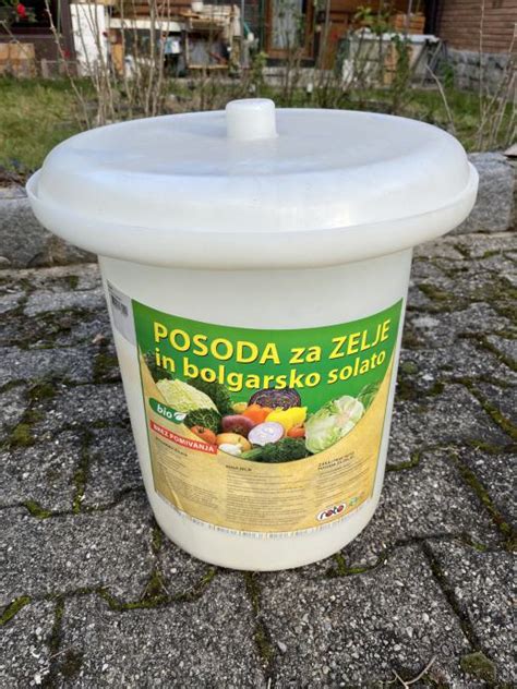 Infografika: primerjava različnih posod za kisanje zelja (stekleni kozarec, keramični lonec, plastična posoda)