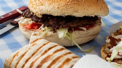 Kolaž različnih jedi s sejtanom (zrezki, burgerji, kebabi)