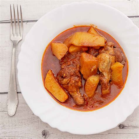 Infografika ključnih sestavin madžarskega golaža: govedina, čebula, paprika, kumina, česen, krompir
