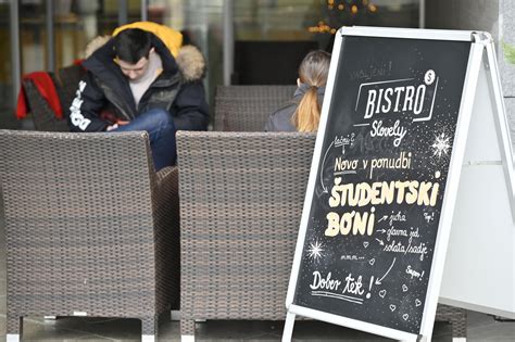 Študenti, ki obedujejo v piceriji in uporabljajo študentske bone