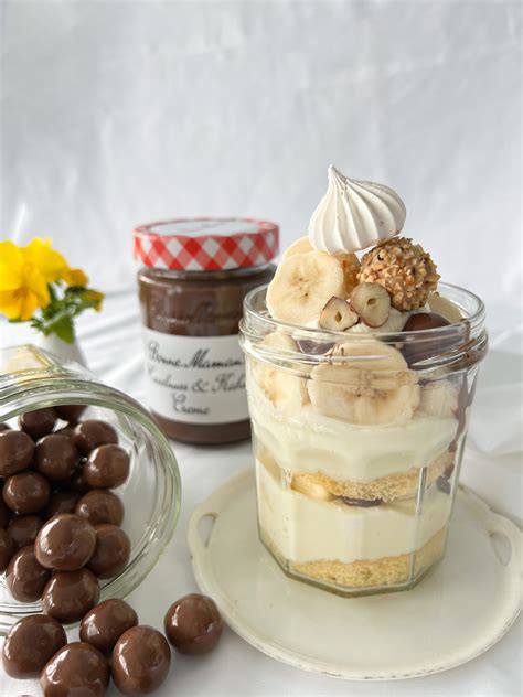 Priprava sladolednega tiramisujevega deserta v kozarcu s plastmi sladoleda in piškotov