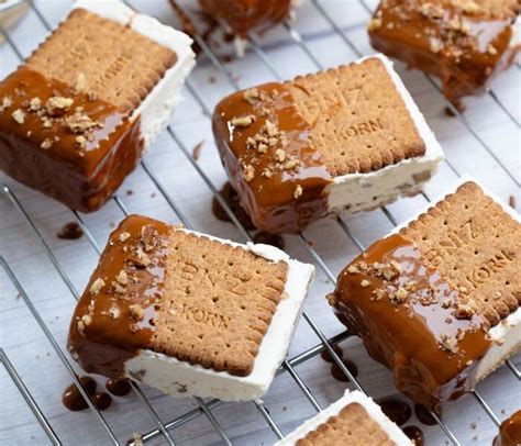 Sladoledni sendvič med dvema piškotoma, obložen z oreščki