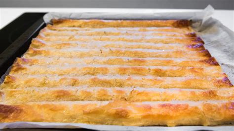 Tematska fotografija: razrezana ribja pita, ki prikazuje sloje nadeva in testa