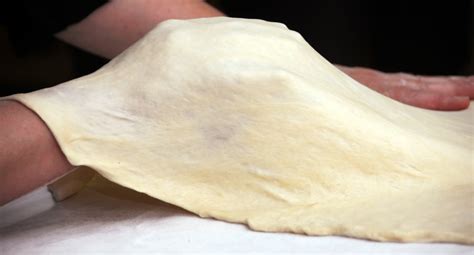 raztegnjeno vlečeno testo, pripravljeno za nadevanje