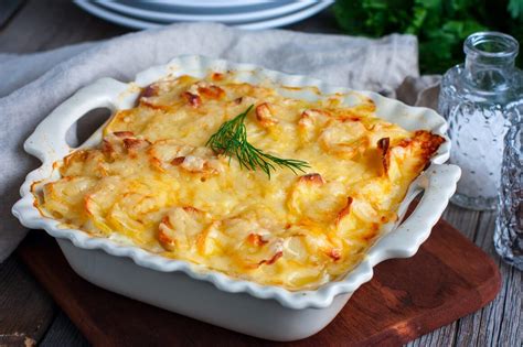 Fotografija kuhane šunke, narezane na rezine na deski