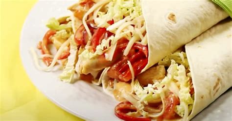 kulinarična predstavitev španske tortilje in različnih nadevov za piščančje tortilje