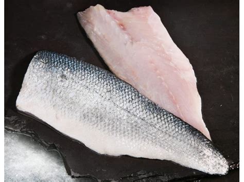 Sveži ribji fileji v ponudbi ribarnice