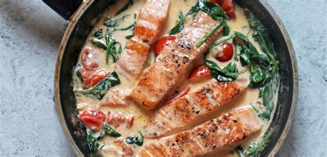 Losos v kremni omaki s špinačo in paradižniki