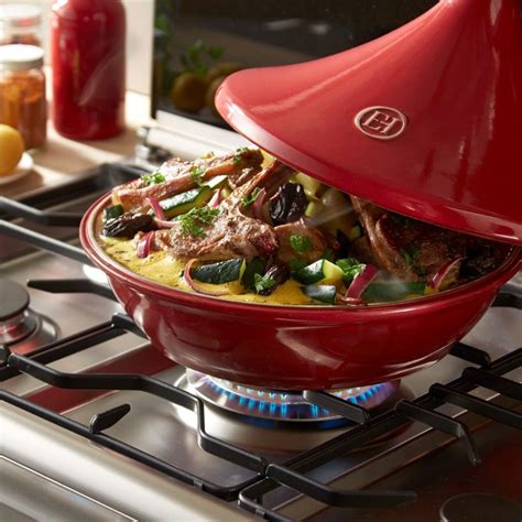 tradicionalna maroška posoda tajine s stožčastim pokrovom