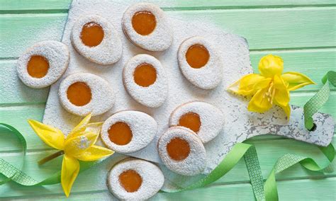 Praznično okrašena miza z velikonočnimi piškoti v obliki jajčk