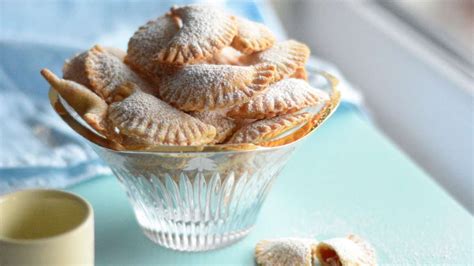 Različni piškoti: linški piškoti, marmeladni žepki, kokosovi razpokančki