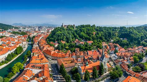 Panorama Ljubljane z reko Ljubljanico in mostovi