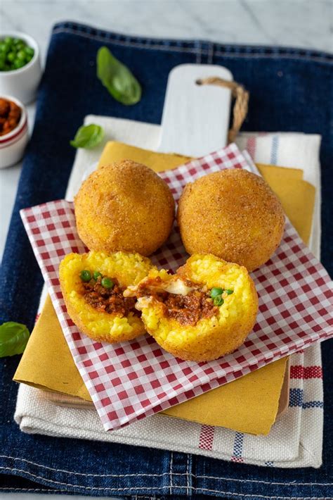 arancini di riso na krožniku