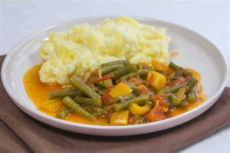 Thematično fotografija stročjega fižola v omaki, postreženega s polento