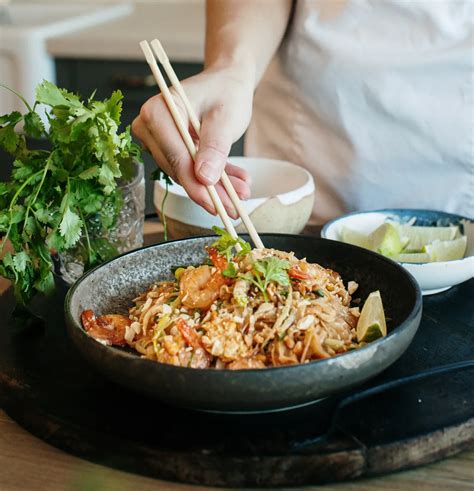 Fotografija jedi Pad Thai, okrašene z rezino limete