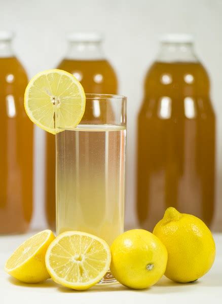 Fotografija: domač limonin sirup v kozarcu z rezinami limone