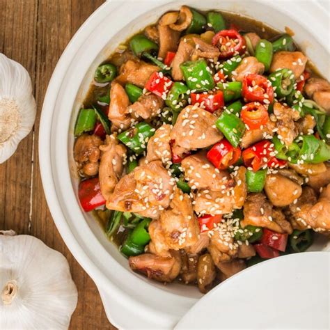 slika sestavin za piščanca z arašidi, vključno s papriko, korenjem in arašidi