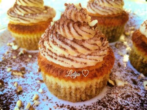 Tematska fotografija različnih vrst kavnih sladic: tiramisu, kolač, mafini