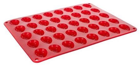 silikonski pekač za orehe z pripravljenim pecivom