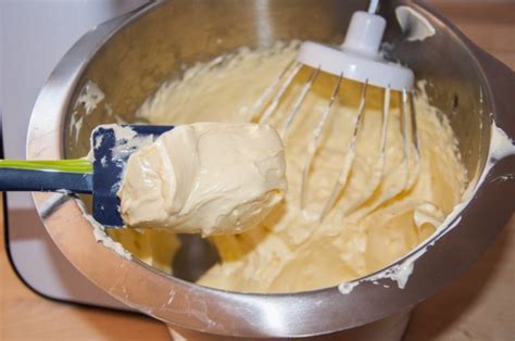 Fotografija ameriške maslene kreme, uporabljene za okraševanje torte