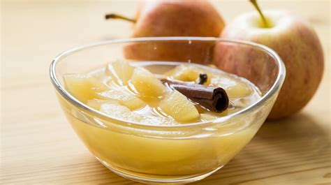 Ilustracija svežih sliv, pripravljenih za kompot