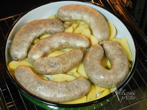Fotografija sveže pripravljenih belih klobas s sladko gorčico