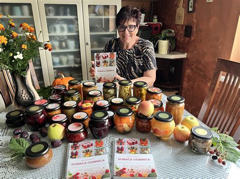 fotografija učencev med pripravo hrane v kuhinji