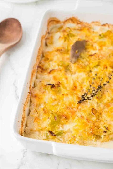 Infographic showing different layers of a gratin with potato, leek, and bacon