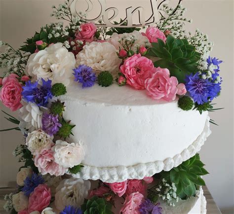 Gola torta z rustikalnim premazom in svežim cvetjem