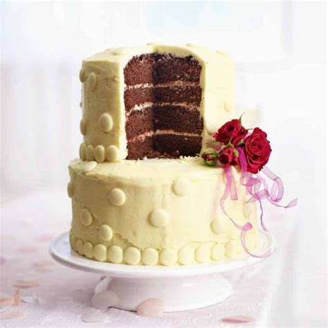 Torta okrašena z nežnimi vrtnicami in listi