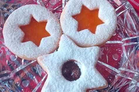 Klasični linški piškoti v obliki zvezde in kroga, sestavljeni z marmelado