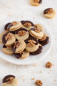 Okrogli orehovi piškoti s svetlo marmelado v sredini