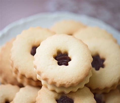 Ploščati masleni piškoti, napolnjeni z gostim sadnim namazom