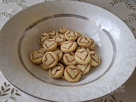 Priprava piškotov na pomokani delovni površini z modelčki