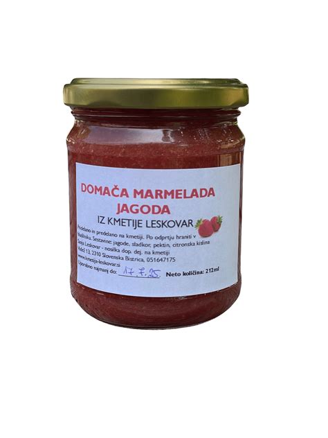 Različni kozarčki marmelade ob sveže pečenih piškotih