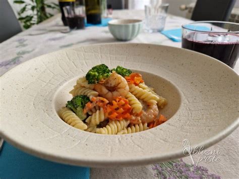Fotografija krožnika dietnih testenin z bogato zelenjavno omako