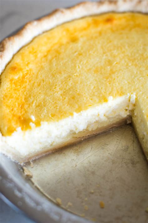 An infographic showing the steps of assembling and baking a cottage cheese pie