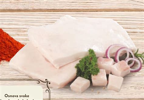 Surova svinjska slanina, pripravljena za rezanje