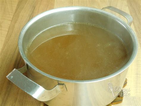 prikaz korakov priprave kostne juhe, od peke kosti do kuhanja v loncu