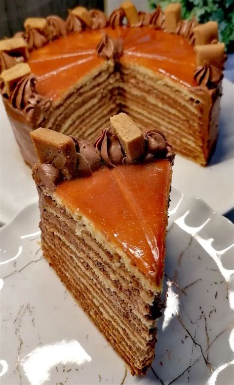 fotografija torte Doboš, ki poudarja njeno plastnato strukturo in karamelno prevleko