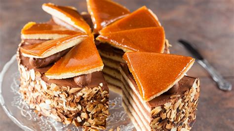 shema sestave torta Doboš s plastmi biskvita in kreme ter karamelno prevleko