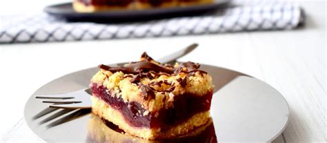 Fotografija veganske pite s krhkim testom in češnjami