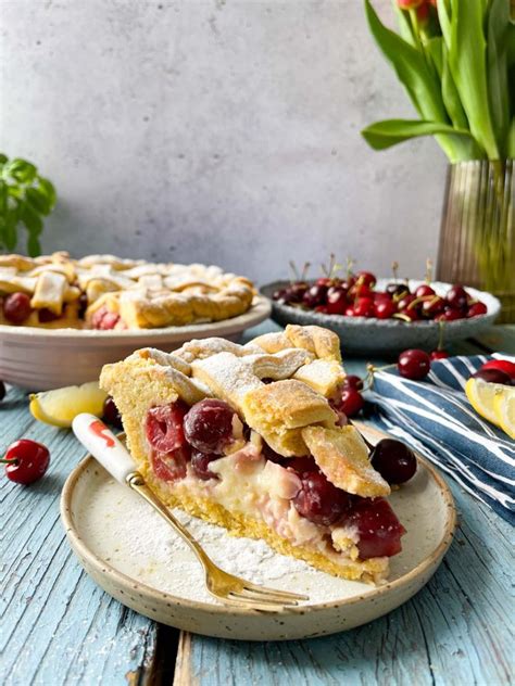 Dekorirana veganska pita s češnjami in stepeno smetano