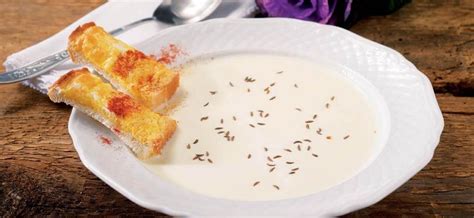 Ilustracija skledice s skutnim namazom in rezinami kruha