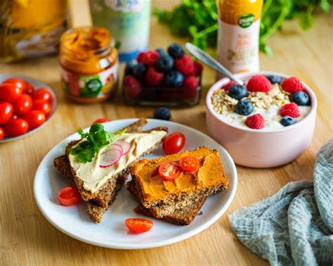 Različni namazi na različnih vrstah kruha